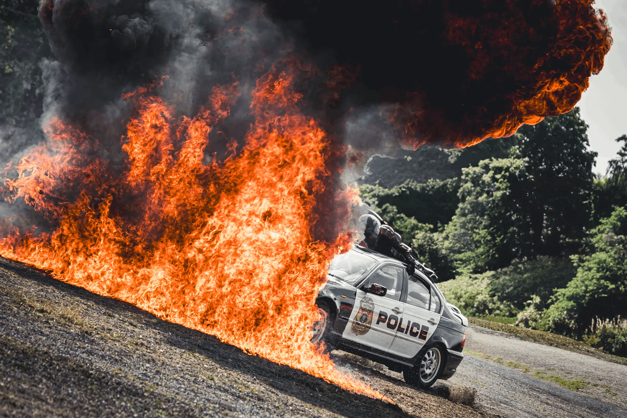 Une voiture de cascade traverse les flammes