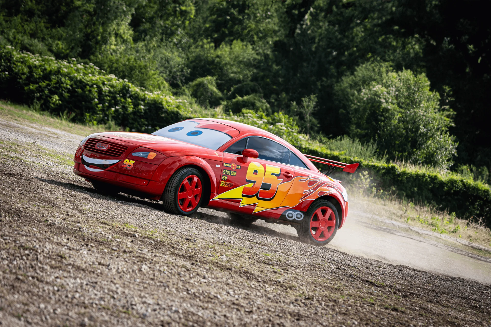 Flash McQueen rouge sur la piste