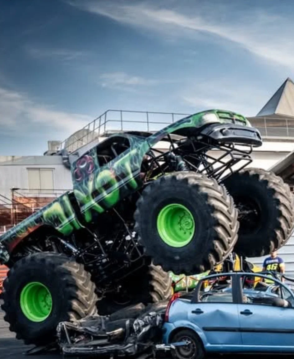 Monster truck vert sur des véhicules