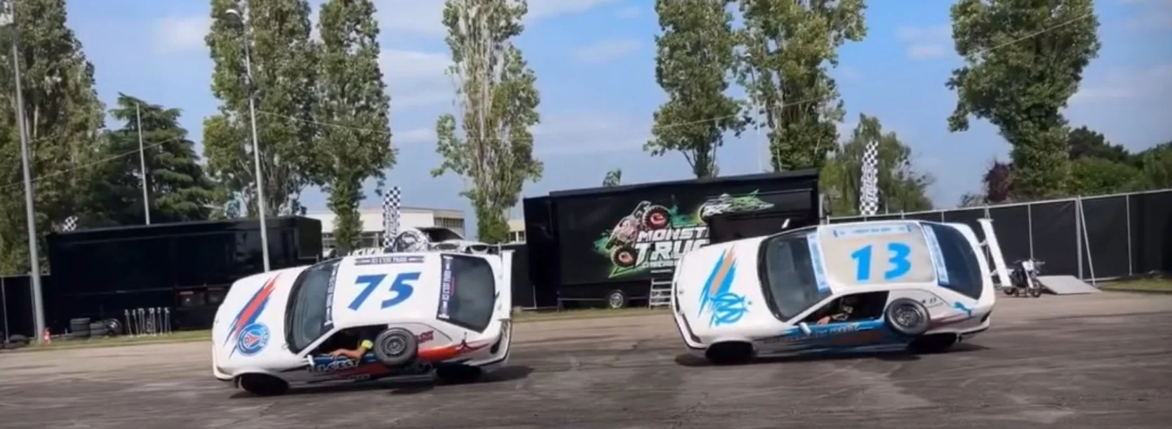 Deux voitures en équilibre sur la piste
